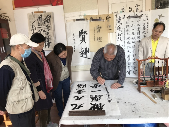 翰墨寄深情 管城区蓉湾社区开展“九九重阳节 书法展风采”书法交流会活动